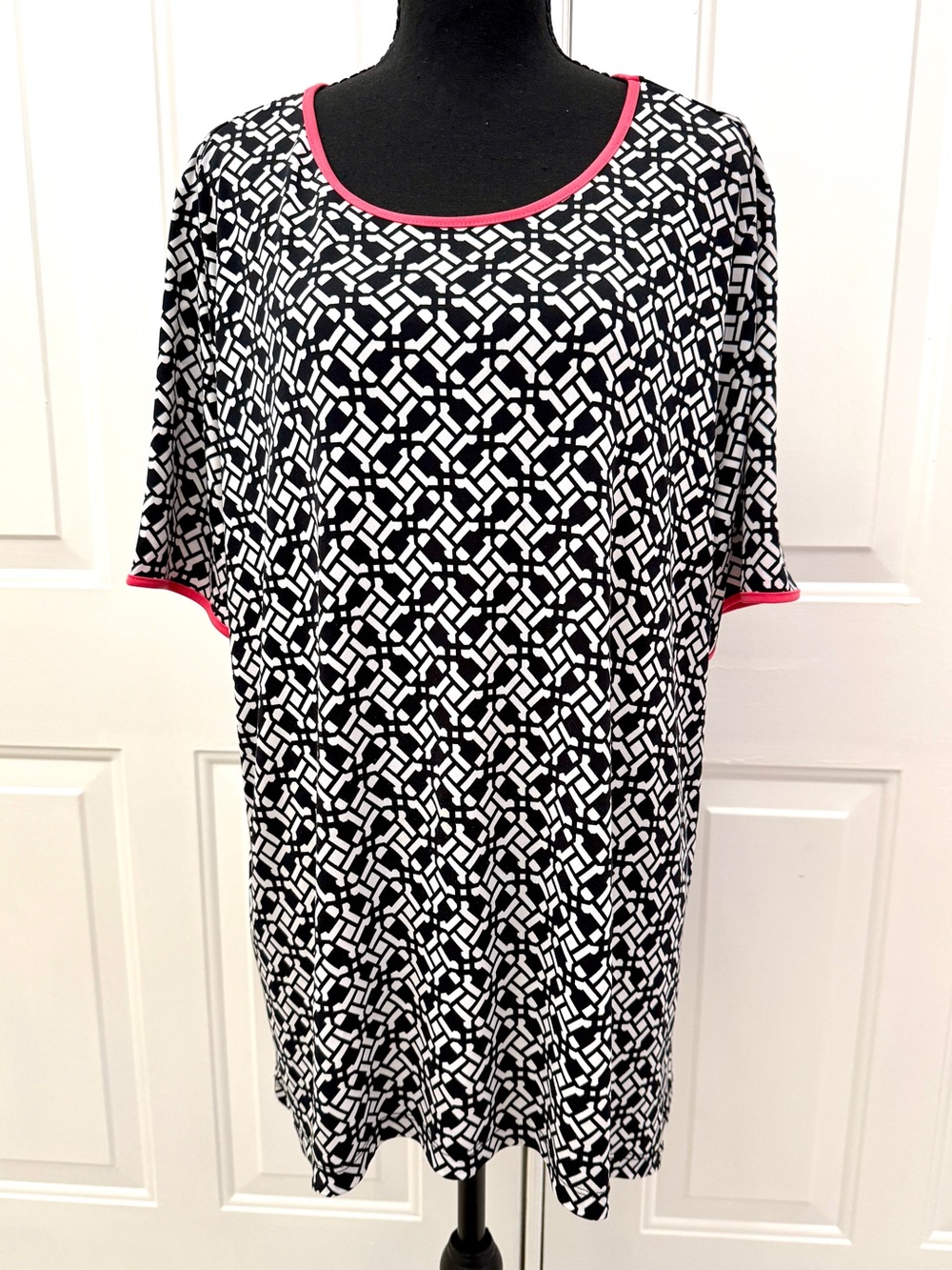 CJ  Banks Women’s Black & White Geometric Camisole With Pink Trim Size 1X